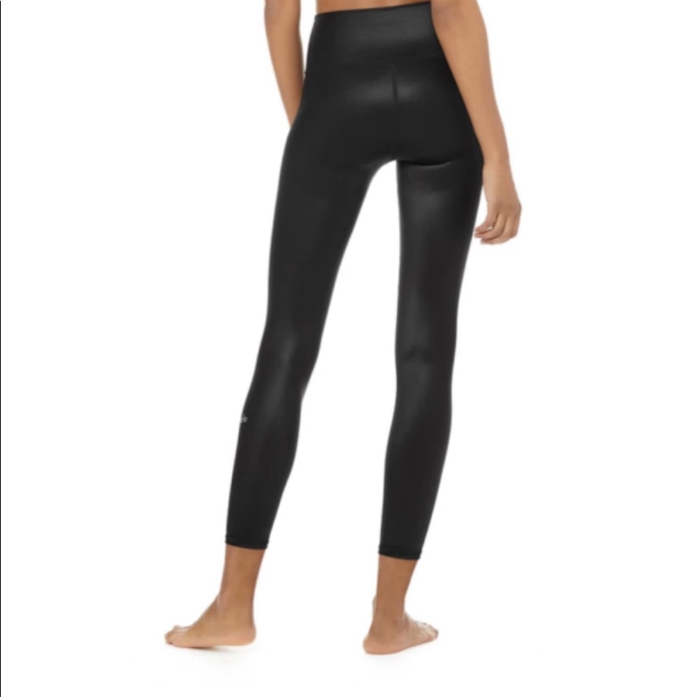 NWT Alo Yoga 7/8 Black Shine Shiny Leggings SOLD OUT - Picture 2 of 5